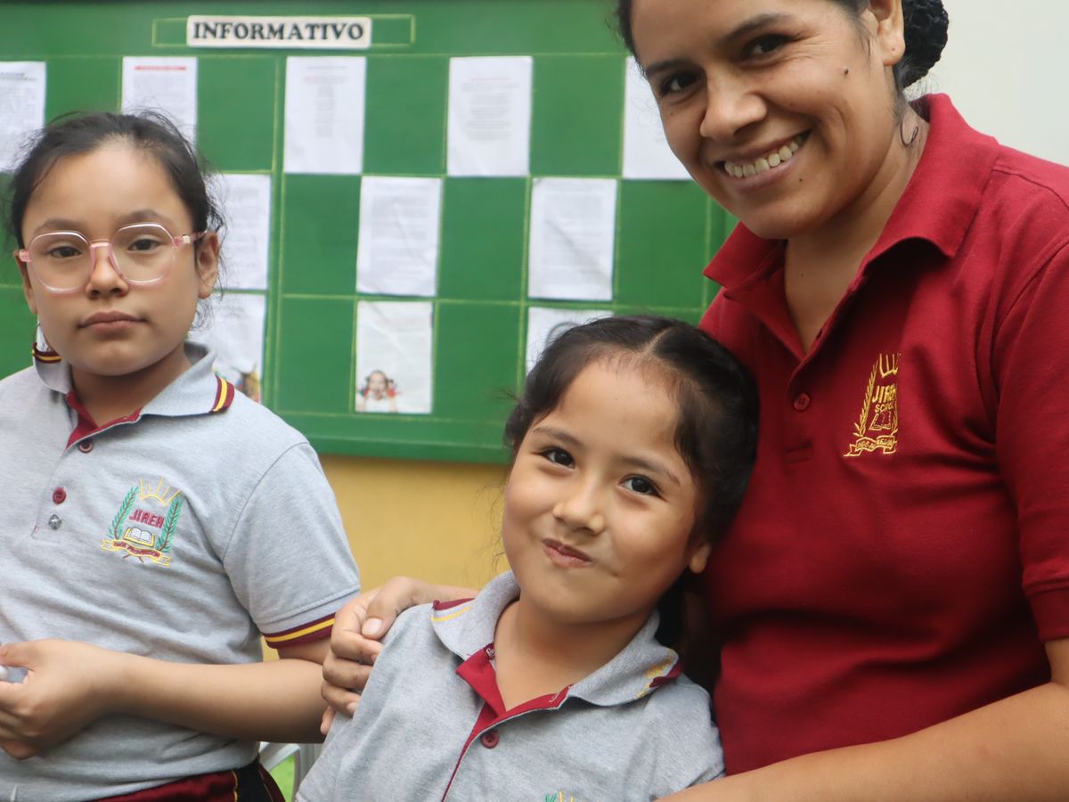 Profesora de Jireh junto a dos estudiantes