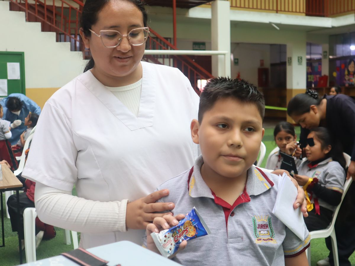 Enfermera del tópico de Jireh con un estudiante