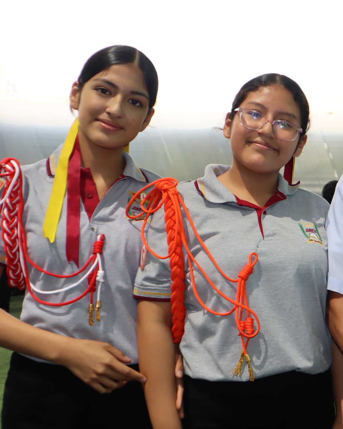 Estudiantes de Secundaria del Colegio Jireh School con su profesor