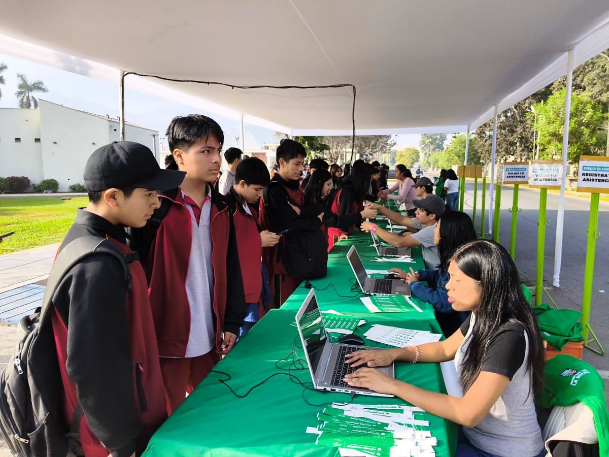 Estudiantes de Jireh en una feria universitaria