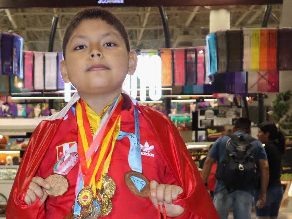Estudiante de Talento Matemático Jireh con sus medallas, rumbo a Argentina