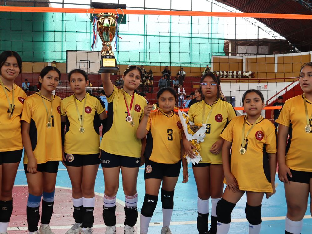 Selección de vóley de Jireh con su trofeo